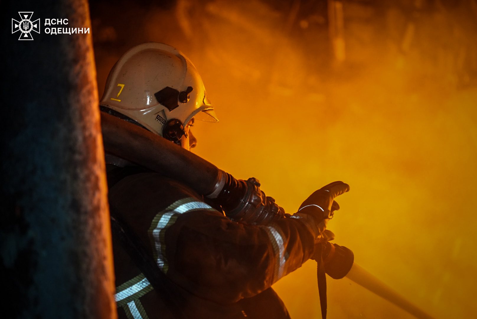 Вночі РФ атакувала Одесу та область: на території портової інфраструктури спалахнули масштабні пожежі (фото)