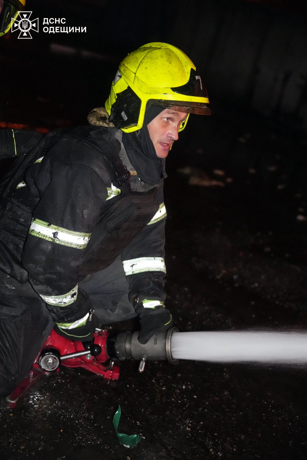 Вночі РФ атакувала Одесу та область: на території портової інфраструктури спалахнули масштабні пожежі (фото)