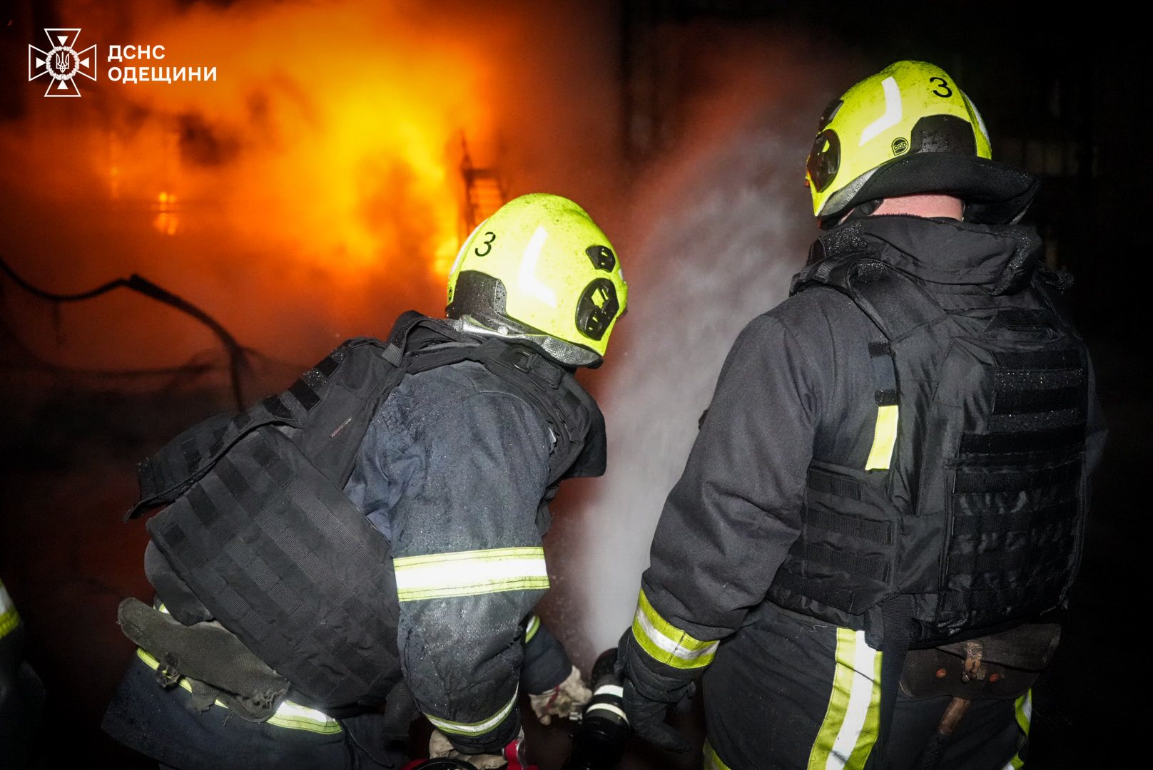 Вночі РФ атакувала Одесу та область: на території портової інфраструктури спалахнули масштабні пожежі (фото)