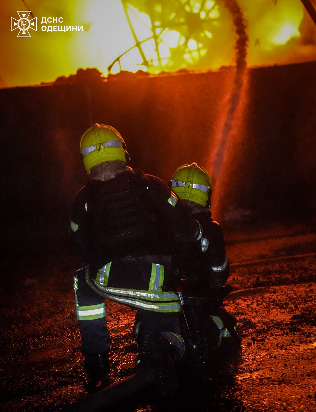 Вночі РФ атакувала Одесу та область: на території портової інфраструктури спалахнули масштабні пожежі (фото)