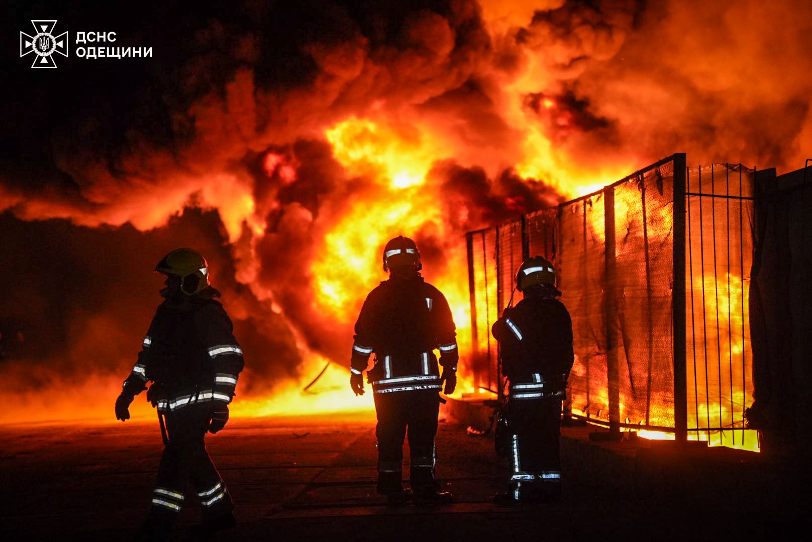 Вночі РФ атакувала Одесу та область: на території портової інфраструктури спалахнули масштабні пожежі (фото)