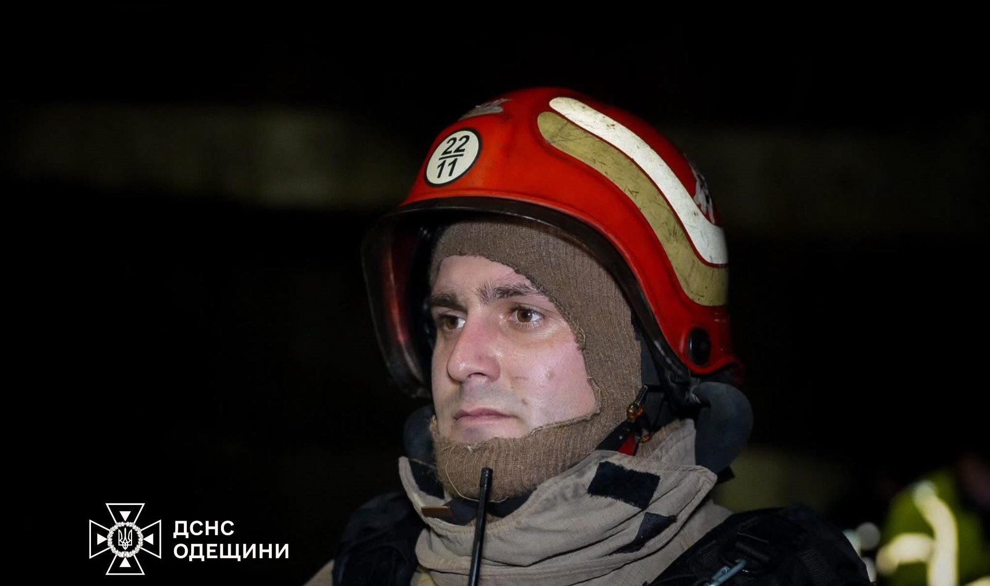 В Одесі рятувальники зняли дитину з балкона четвертого поверху В Одесі рятувальники зняли дитину з балкона четвертого поверху