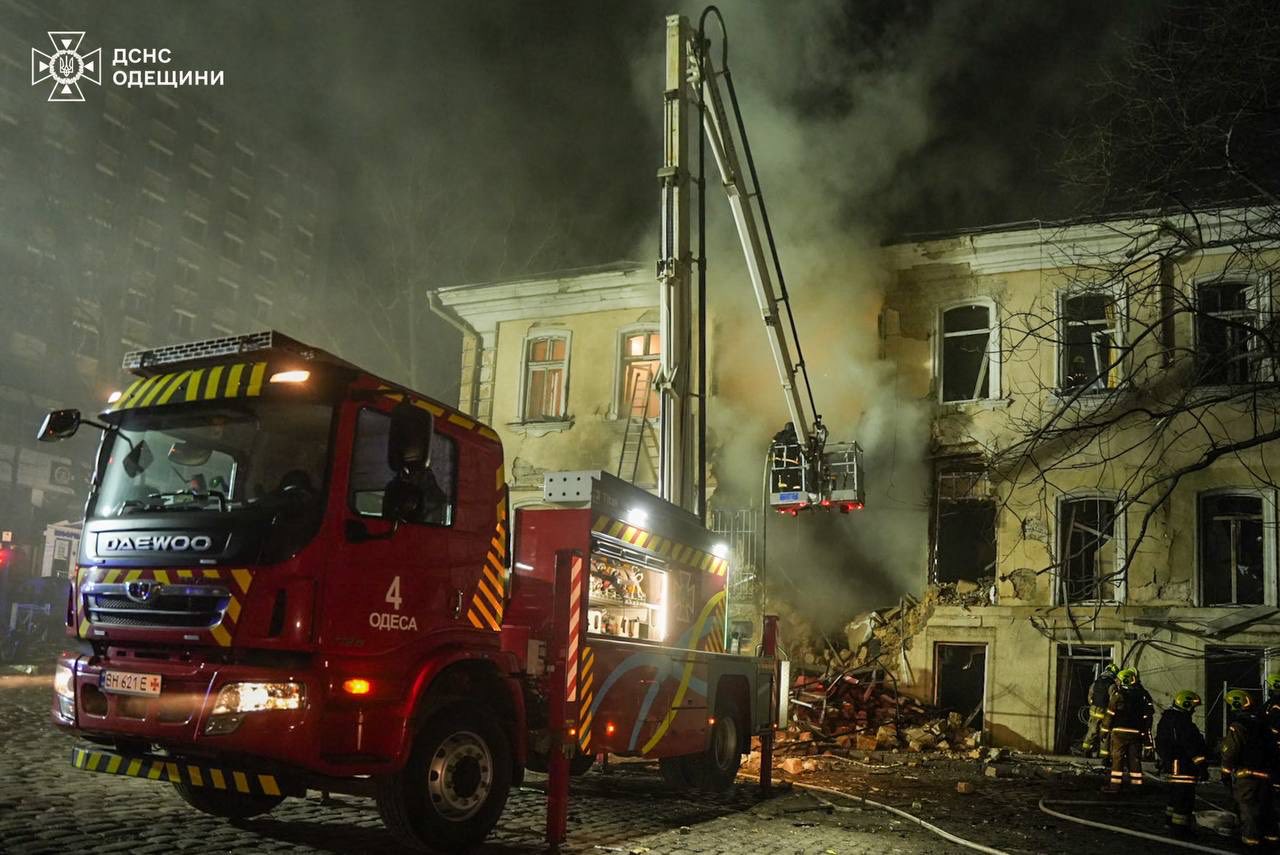 В Одесі після нічної атаки пошкоджені житлові будинки, зокрема багатоповерхівки, постраждали троє людей