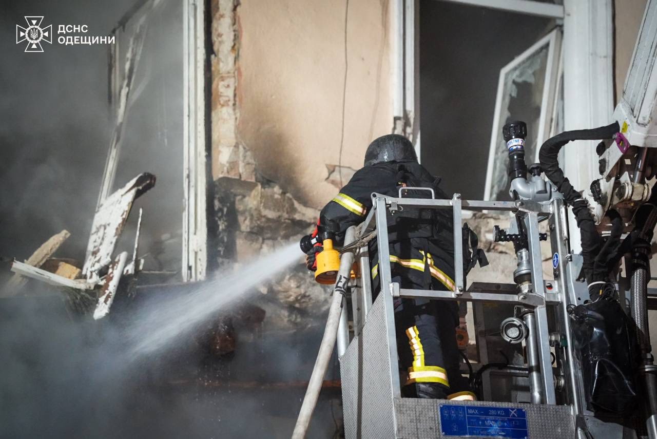 В Одесі після нічної атаки пошкоджені житлові будинки, зокрема багатоповерхівки, постраждали троє людей