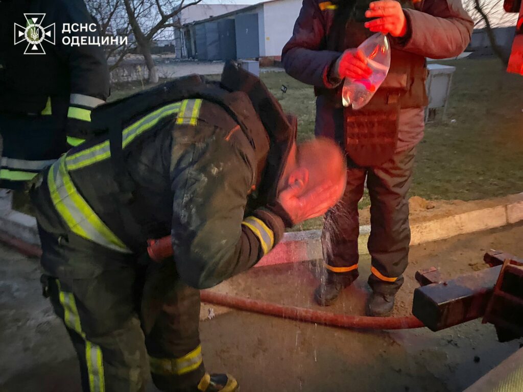 Наслідки нічної атаки на Одещину: ДСНС показали кадри ліквідації пожежі Наслідки нічної атаки на Одещину: ДСНС показали кадри ліквідації пожежі