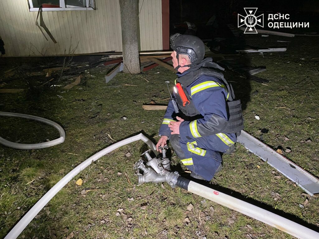 Наслідки нічної атаки на Одещину: ДСНС показали кадри ліквідації пожежі Наслідки нічної атаки на Одещину: ДСНС показали кадри ліквідації пожежі