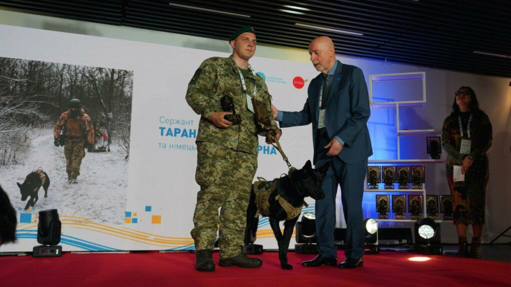Від удару ворожого дрона загинув прикордонник з Одещини: його вірна вівчарка скиглила під час прощання От удара дрона погиб пограничник из Одесской области: его верная овчарка скулила во время прощания