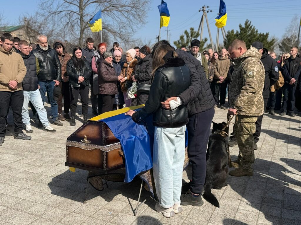 Від удару ворожого дрона загинув прикордонник з Одещини: його вірна вівчарка скиглила під час прощання От удара дрона погиб пограничник из Одесской области: его верная овчарка скулила во время прощания
