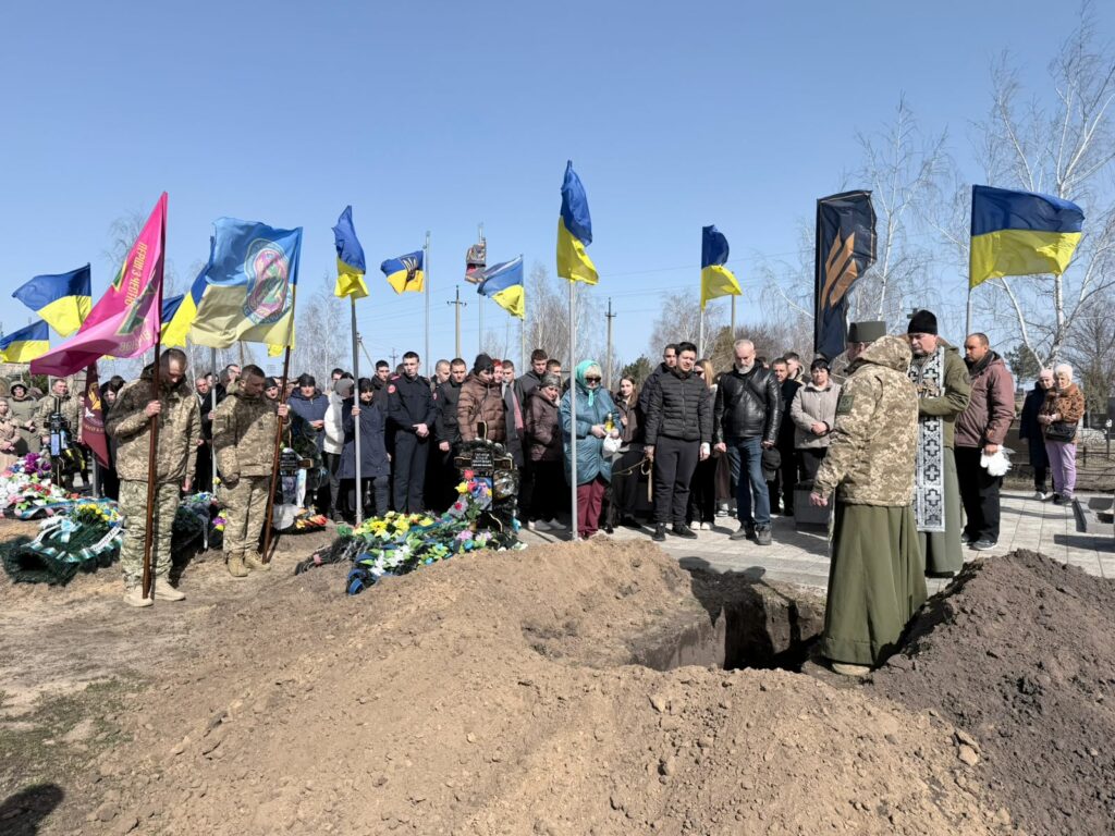 Від удару ворожого дрона загинув прикордонник з Одещини: його вірна вівчарка скиглила під час прощання От удара дрона погиб пограничник из Одесской области: его верная овчарка скулила во время прощания