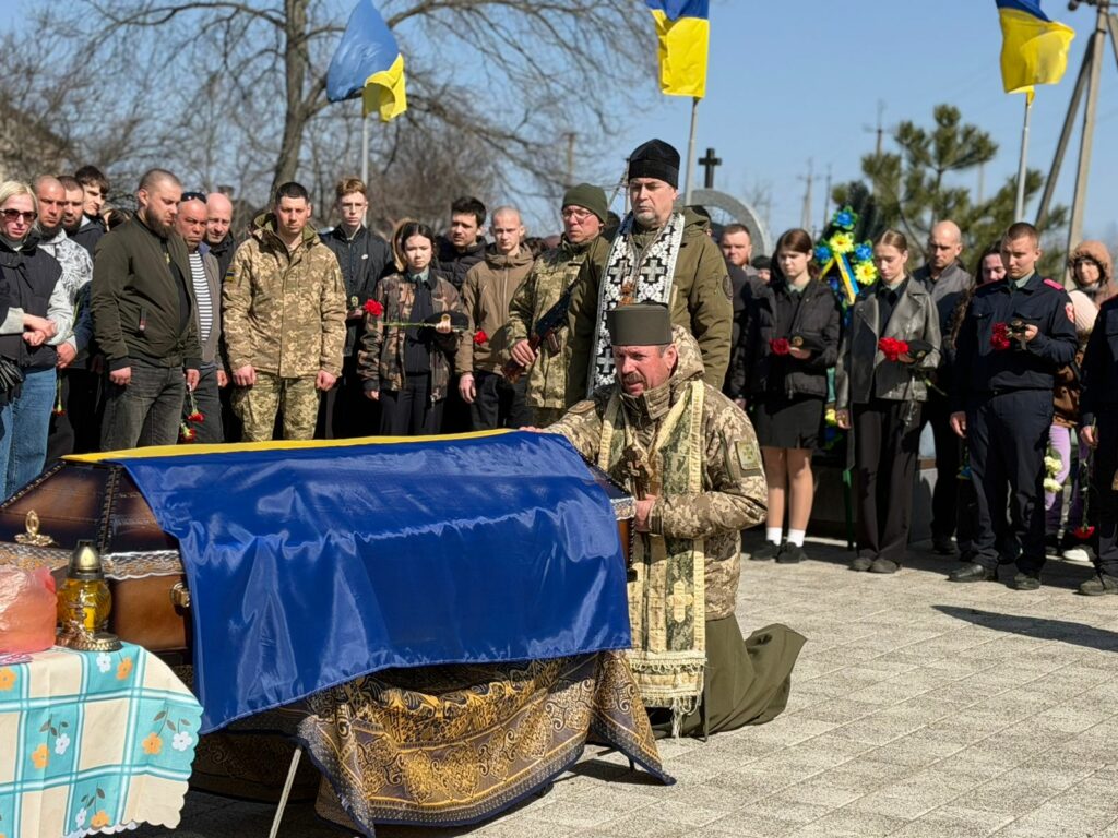Від удару ворожого дрона загинув прикордонник з Одещини: його вірна вівчарка скиглила під час прощання От удара дрона погиб пограничник из Одесской области: его верная овчарка скулила во время прощания