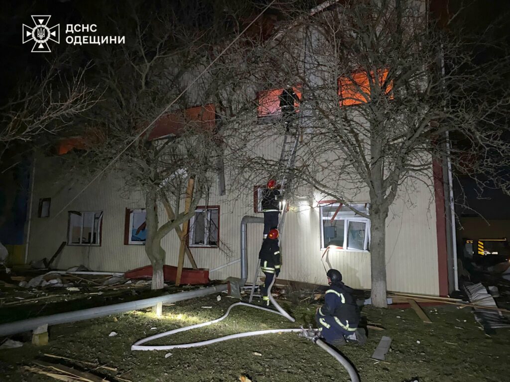 Наслідки нічної атаки на Одещину: ДСНС показали кадри ліквідації пожежі Наслідки нічної атаки на Одещину: ДСНС показали кадри ліквідації пожежі