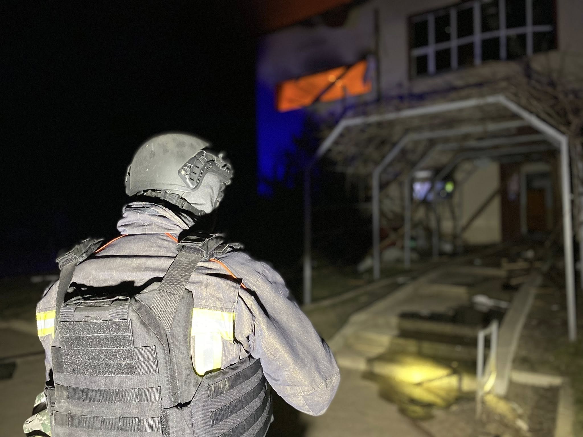 Наслідки нічної атаки на Одещину: ДСНС показали кадри ліквідації пожежі Наслідки нічної атаки на Одещину: ДСНС показали кадри ліквідації пожежі