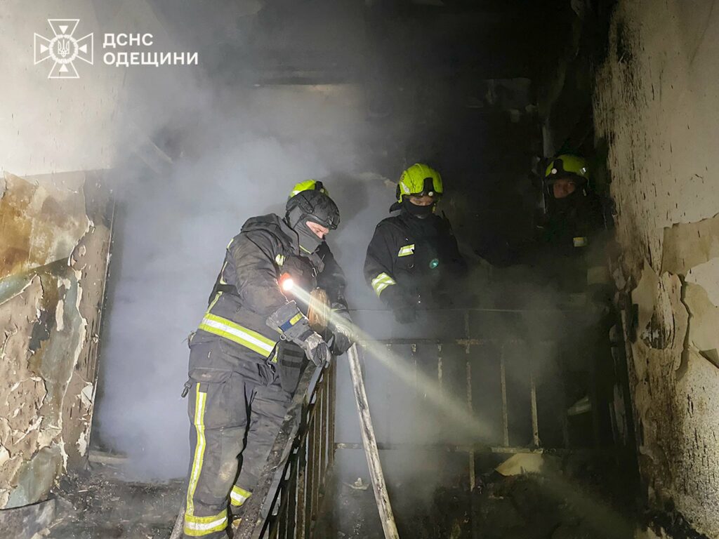 Наслідки нічної атаки на Одещину: ДСНС показали кадри ліквідації пожежі Наслідки нічної атаки на Одещину: ДСНС показали кадри ліквідації пожежі