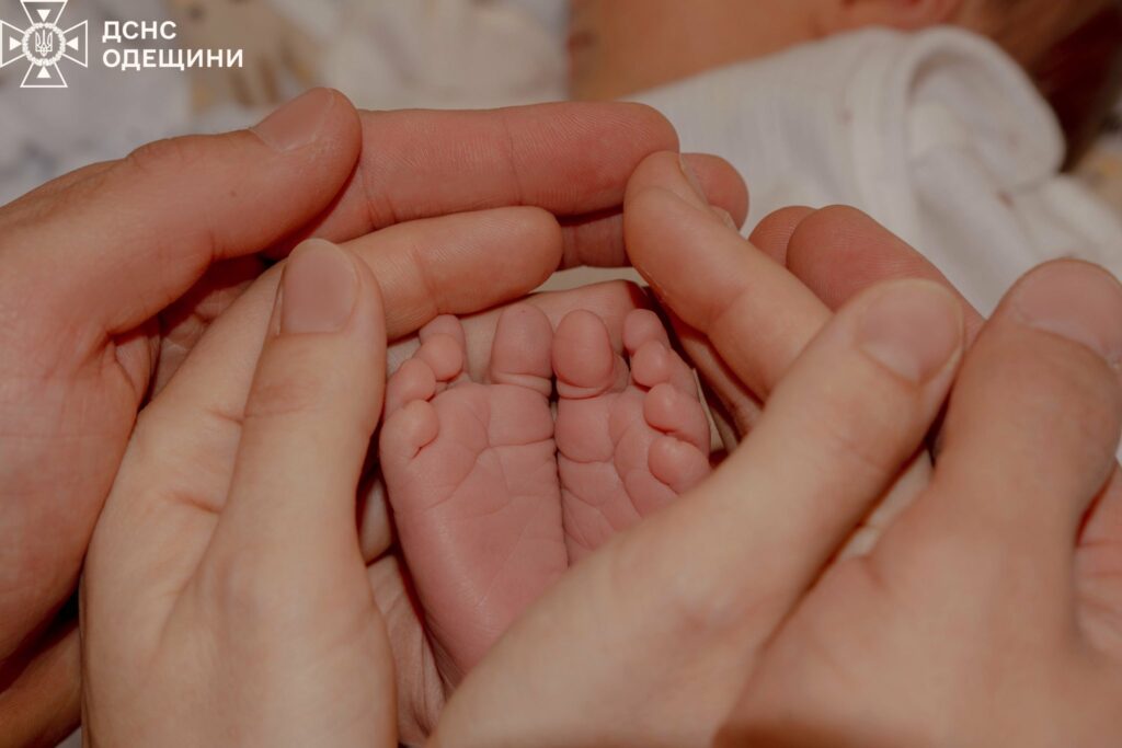 В Одесі рятувальник оригінально зустрів свою дружину з пологового будинку