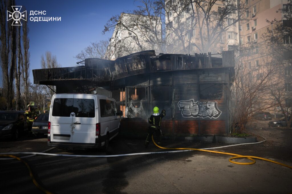 Рятувальники ліквідували масштабне займання в Київському районі Одеси