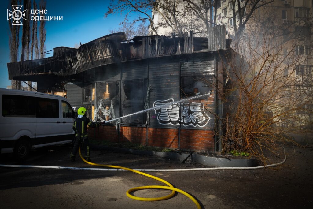 Рятувальники ліквідували масштабне займання в Київському районі Одеси