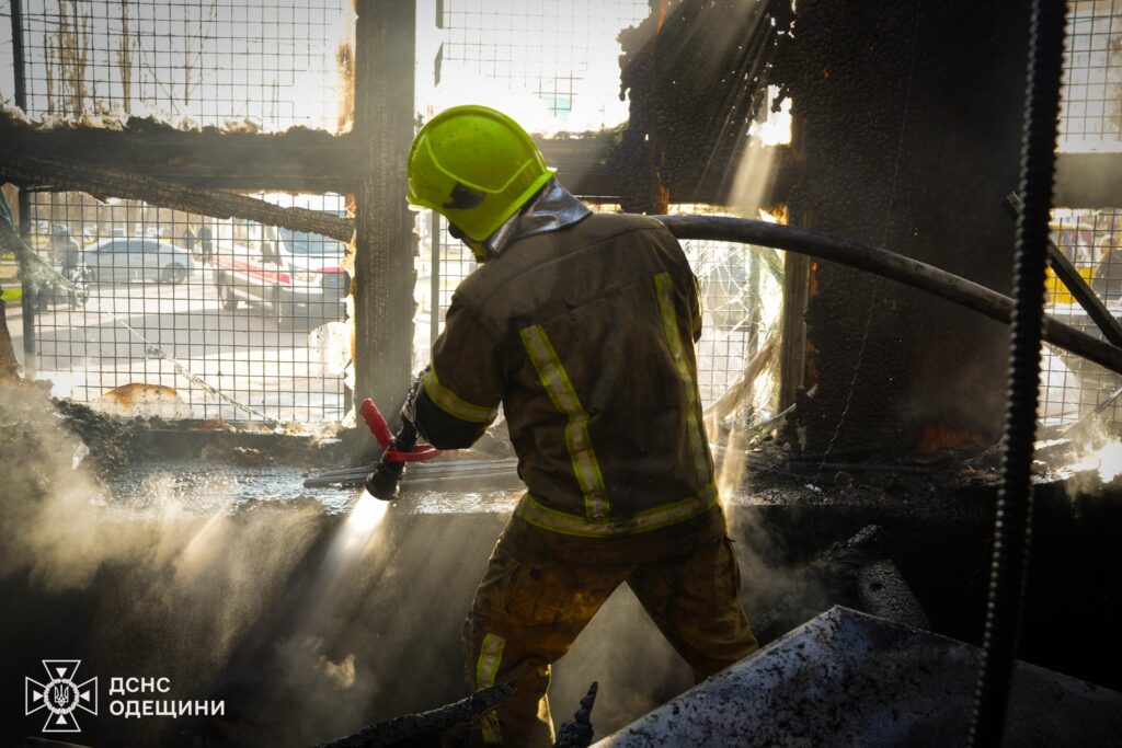Рятувальники ліквідували масштабне займання в Київському районі Одеси
