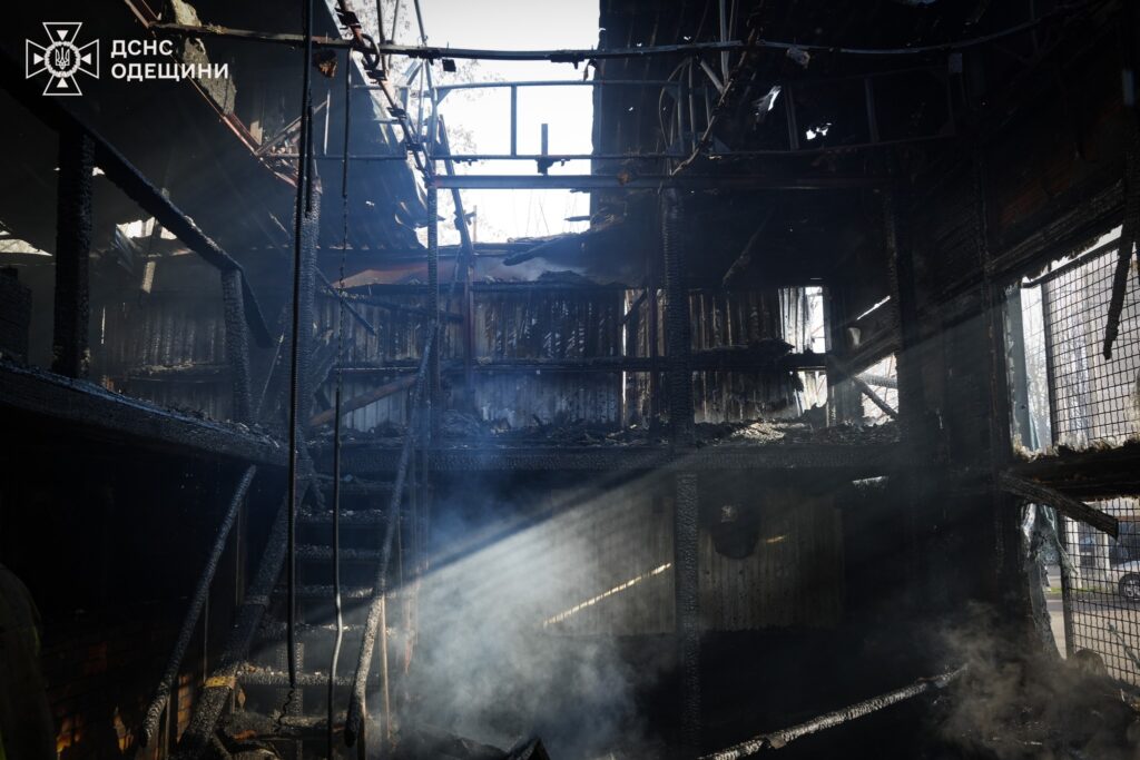 Рятувальники ліквідували масштабне займання в Київському районі Одеси
