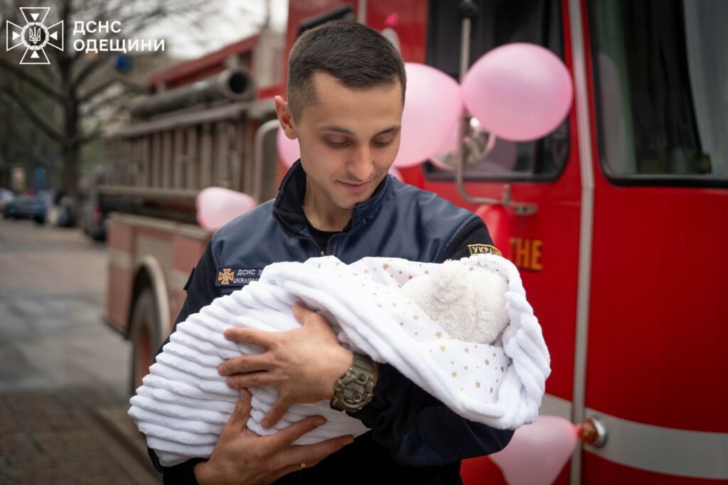 В Одесі рятувальник оригінально зустрів свою дружину з пологового будинку