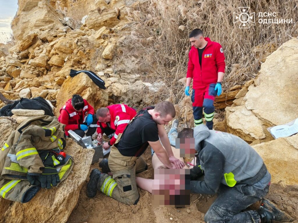 У Південному двоє чоловіків упали з обриву, один загинув