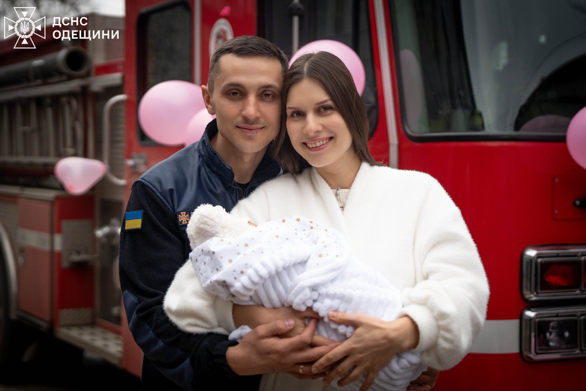 В Одесі рятувальник оригінально зустрів свою дружину з пологового будинку