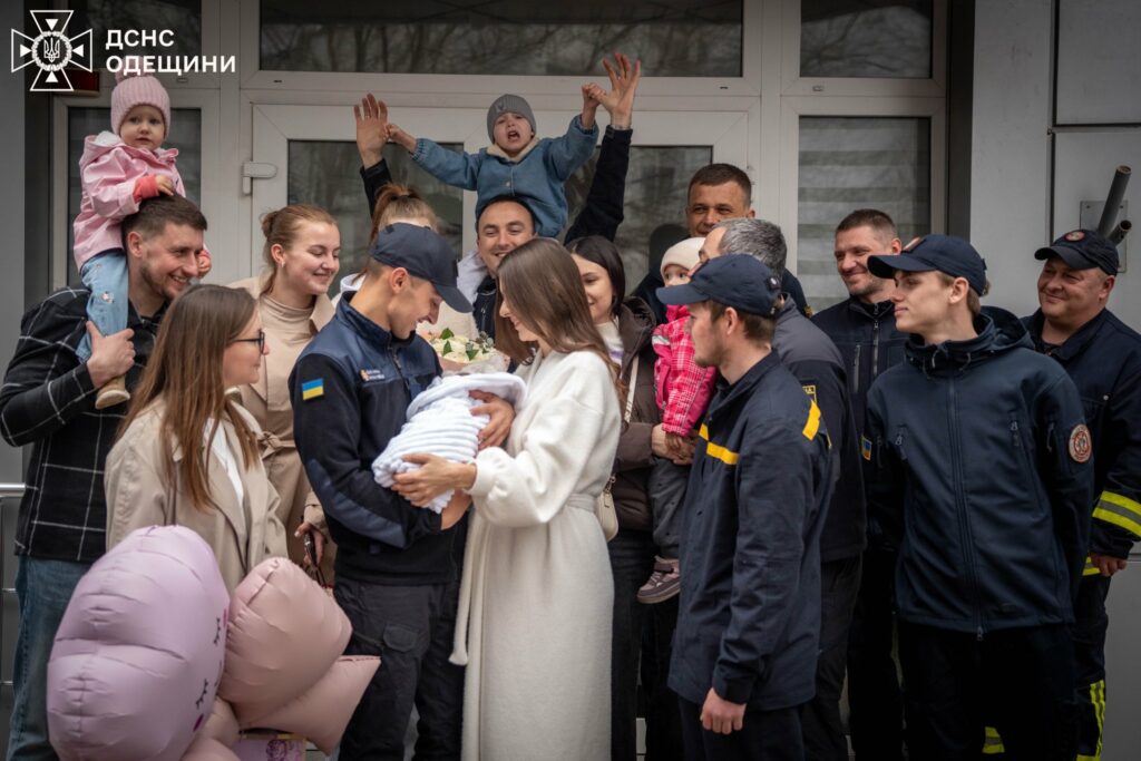 В Одесі рятувальник оригінально зустрів свою дружину з пологового будинку