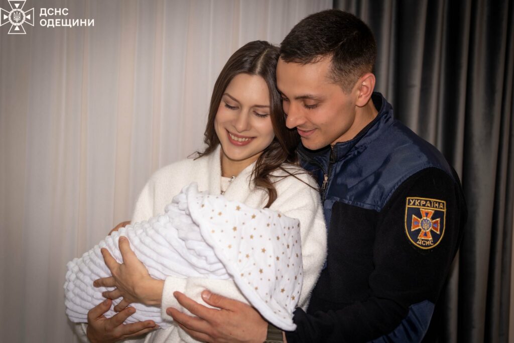 В Одесі рятувальник оригінально зустрів свою дружину з пологового будинку