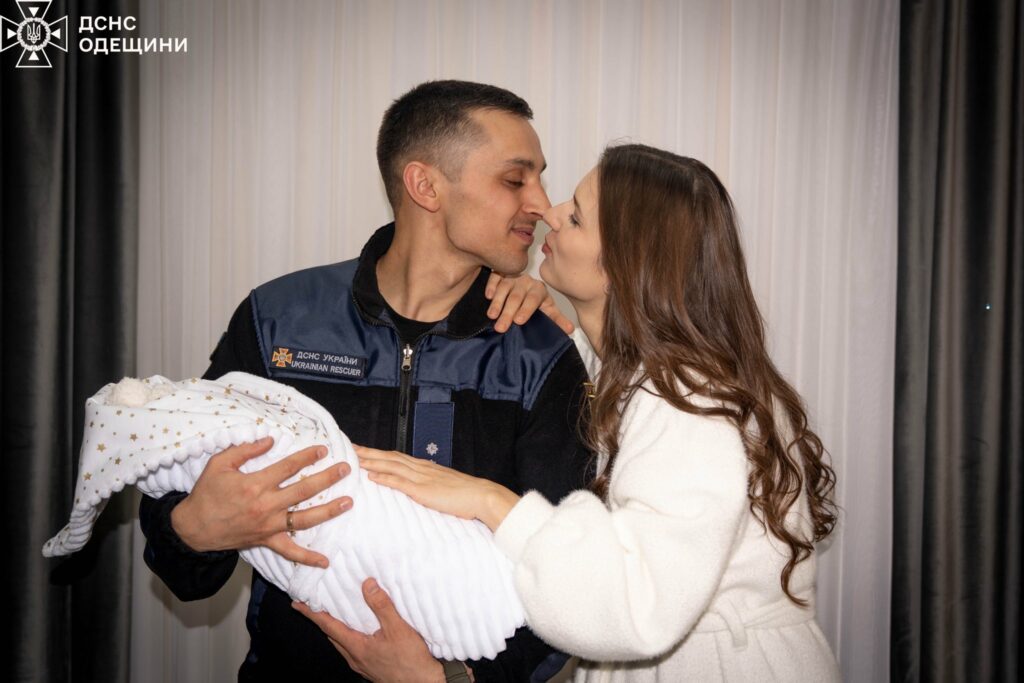 В Одесі рятувальник оригінально зустрів свою дружину з пологового будинку