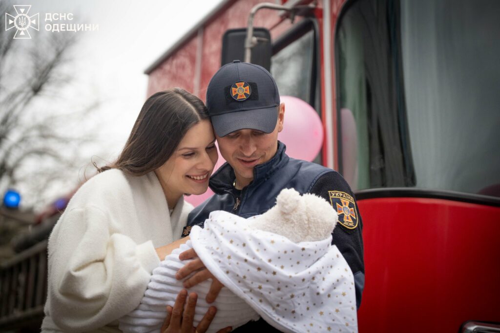 В Одесі рятувальник оригінально зустрів свою дружину з пологового будинку