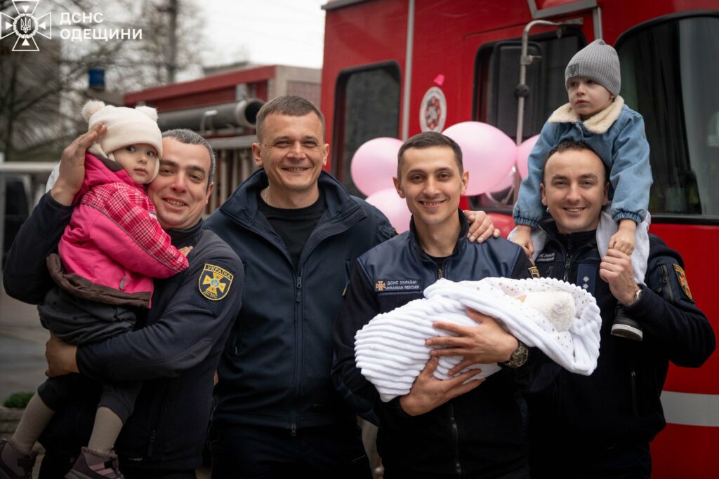 В Одесі рятувальник оригінально зустрів свою дружину з пологового будинку