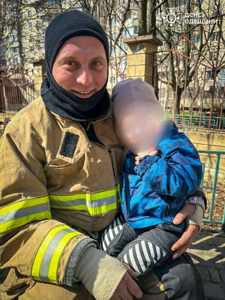 В Одесі дворічний хлопчик упав у відкритий люк