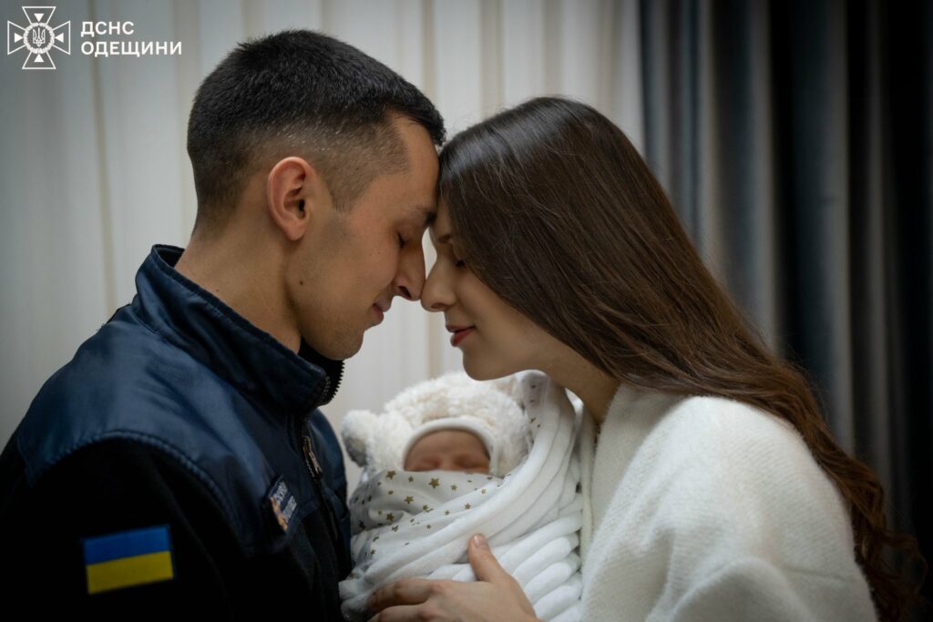 В Одесі рятувальник оригінально зустрів свою дружину з пологового будинку