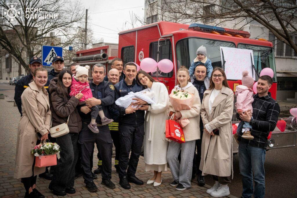 В Одесі рятувальник оригінально зустрів свою дружину з пологового будинку
