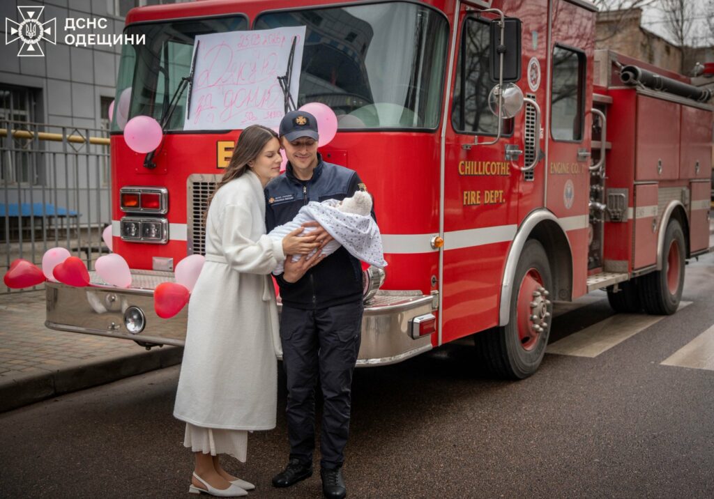 В Одесі рятувальник оригінально зустрів свою дружину з пологового будинку