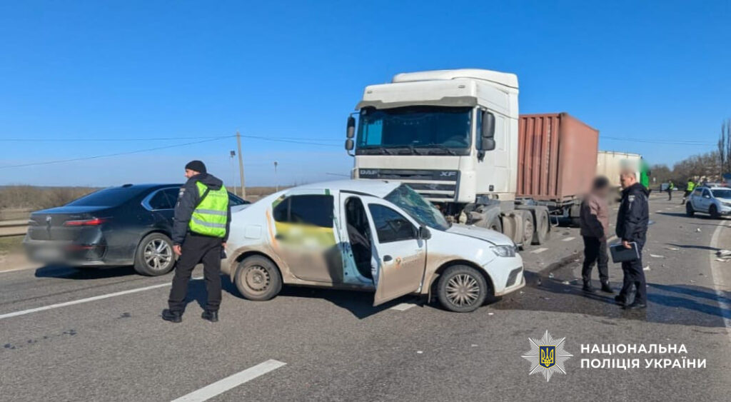 На трасі Одеса – Рені сталася ДТП за участю легковика та вантажівки: постраждав чоловік
