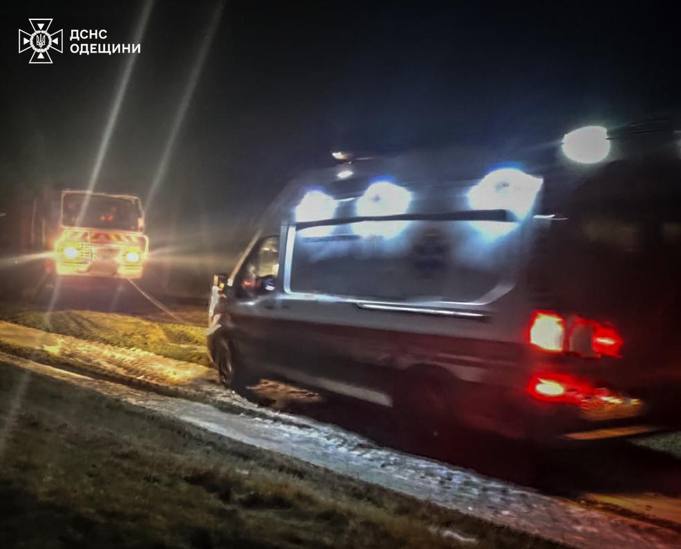 В Одесской области спасатели вызволили «скорую» из бездорожья В Одесской области спасатели вызволили «скорую» из бездорожья