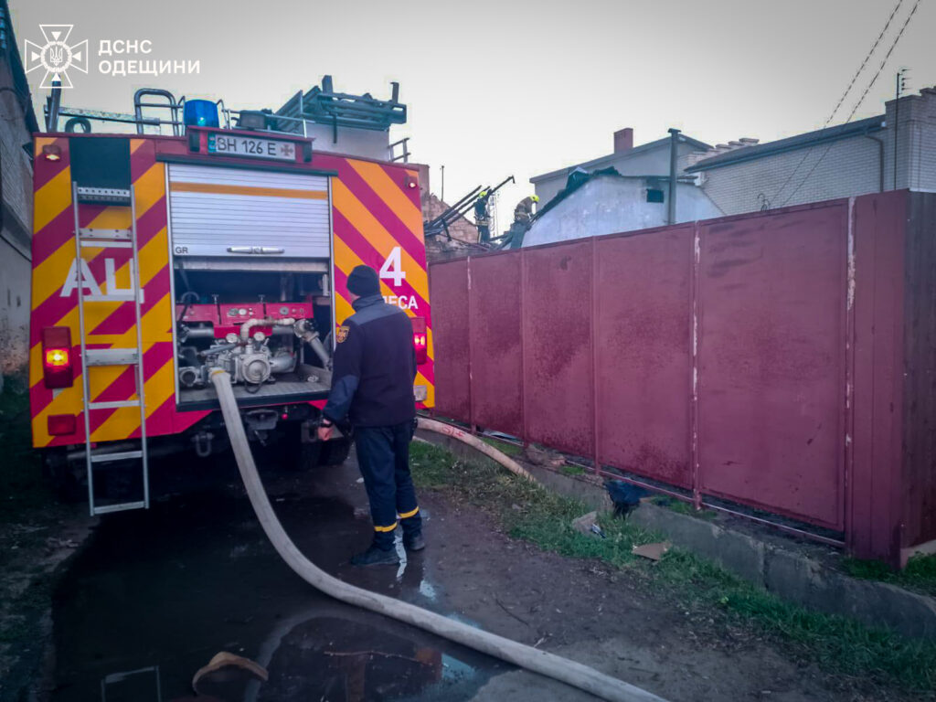 В Одесі під час пожежі в житловому будинку вогнеборці врятували трьох людей