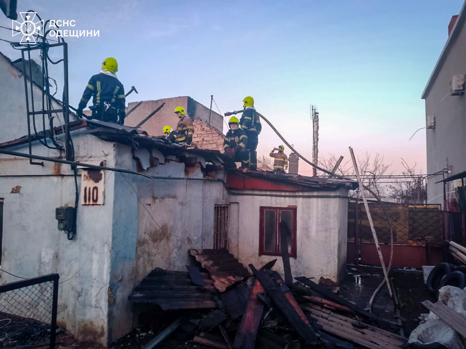 В Одесі під час пожежі в житловому будинку вогнеборці врятували трьох людей