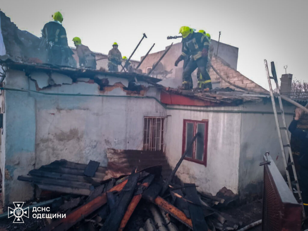 В Одесі під час пожежі в житловому будинку вогнеборці врятували трьох людей