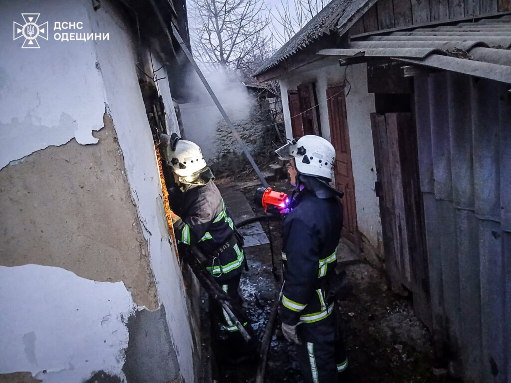 В Одесі під час пожежі в житловому будинку вогнеборці врятували трьох людей