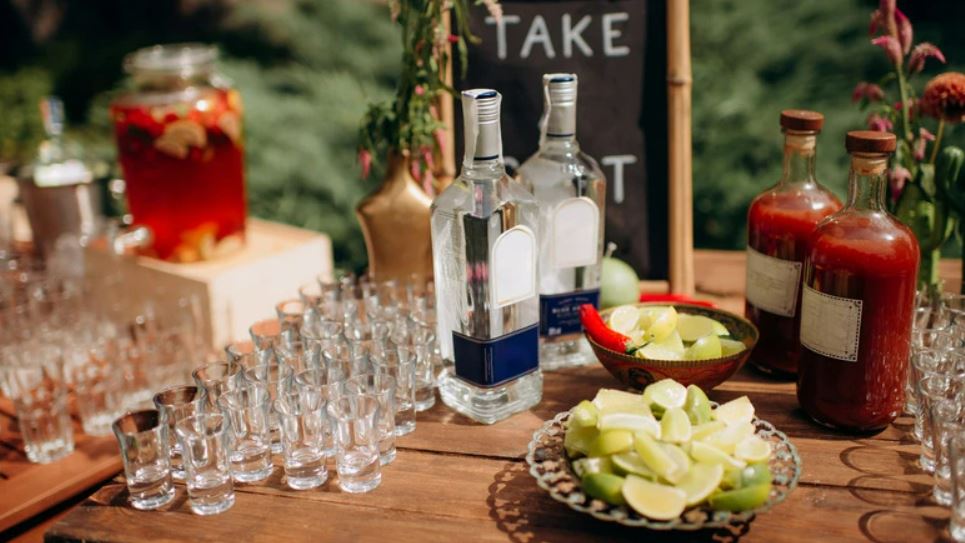 Как собрать универсальный набор алкоголя для вечеринки: минимум бутылок — максимум вариантов Как собрать универсальный набор алкоголя для вечеринки: минимум бутылок — максимум вариантов