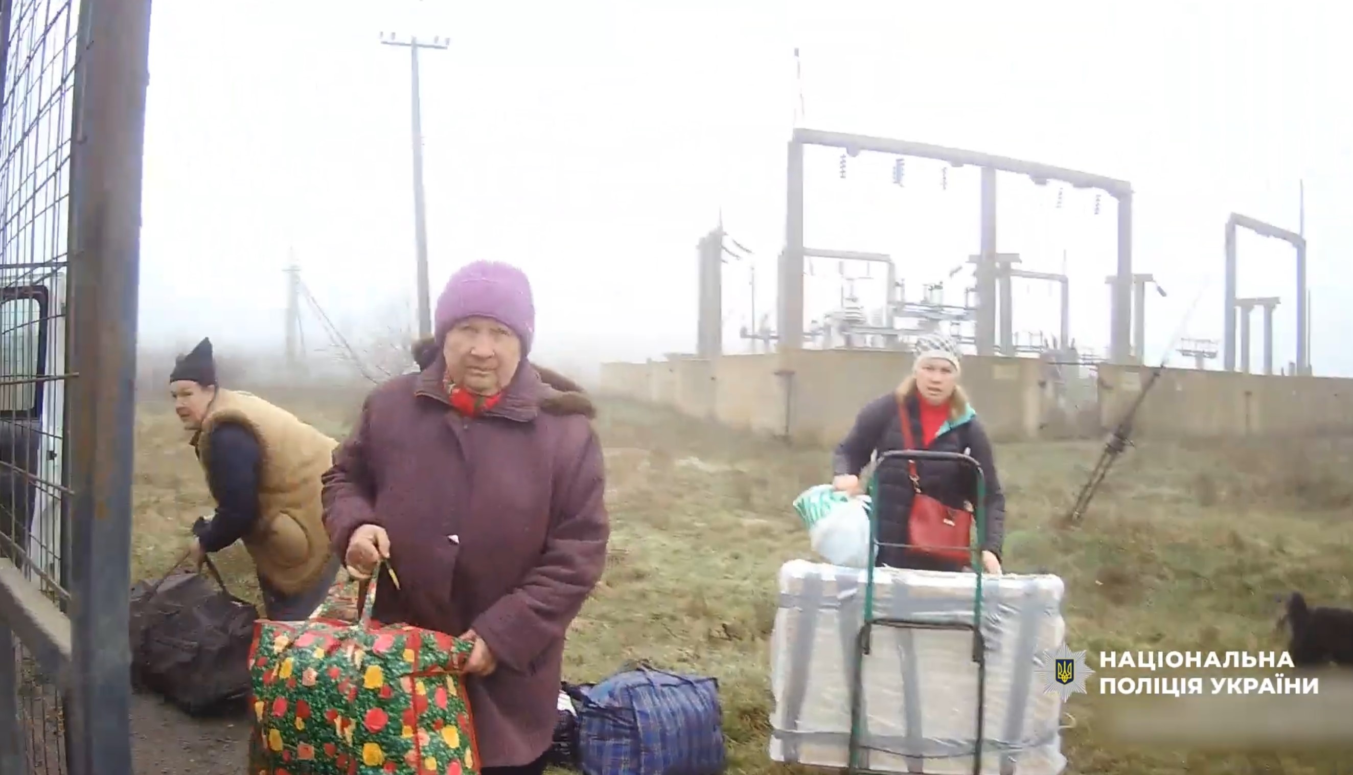 Херсонські поліцейські евакуювали вісьмох жителів прифронтового села до безпеки