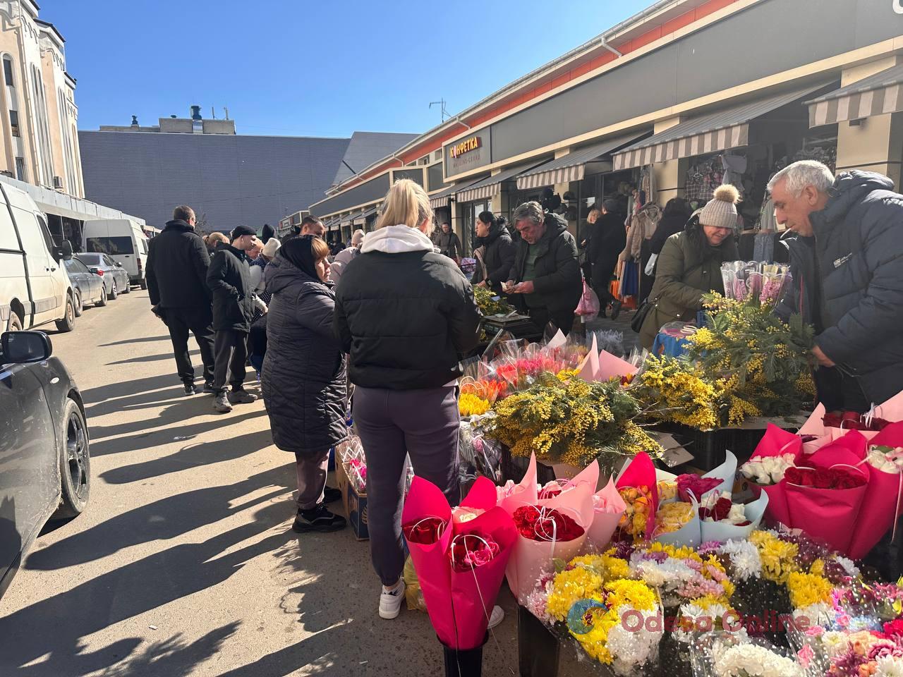 Полуниця, кисломолочний сир та квіти: суботні ціни на одеському Привозі