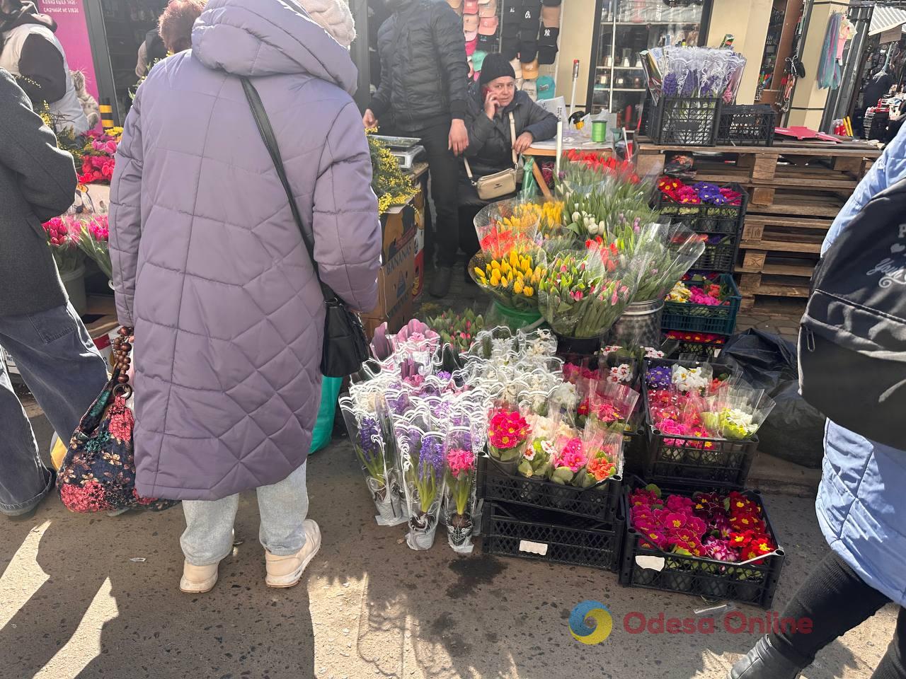 Полуниця, кисломолочний сир та квіти: суботні ціни на одеському Привозі