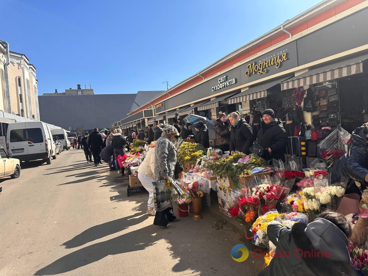 Полуниця, кисломолочний сир та квіти: суботні ціни на одеському Привозі