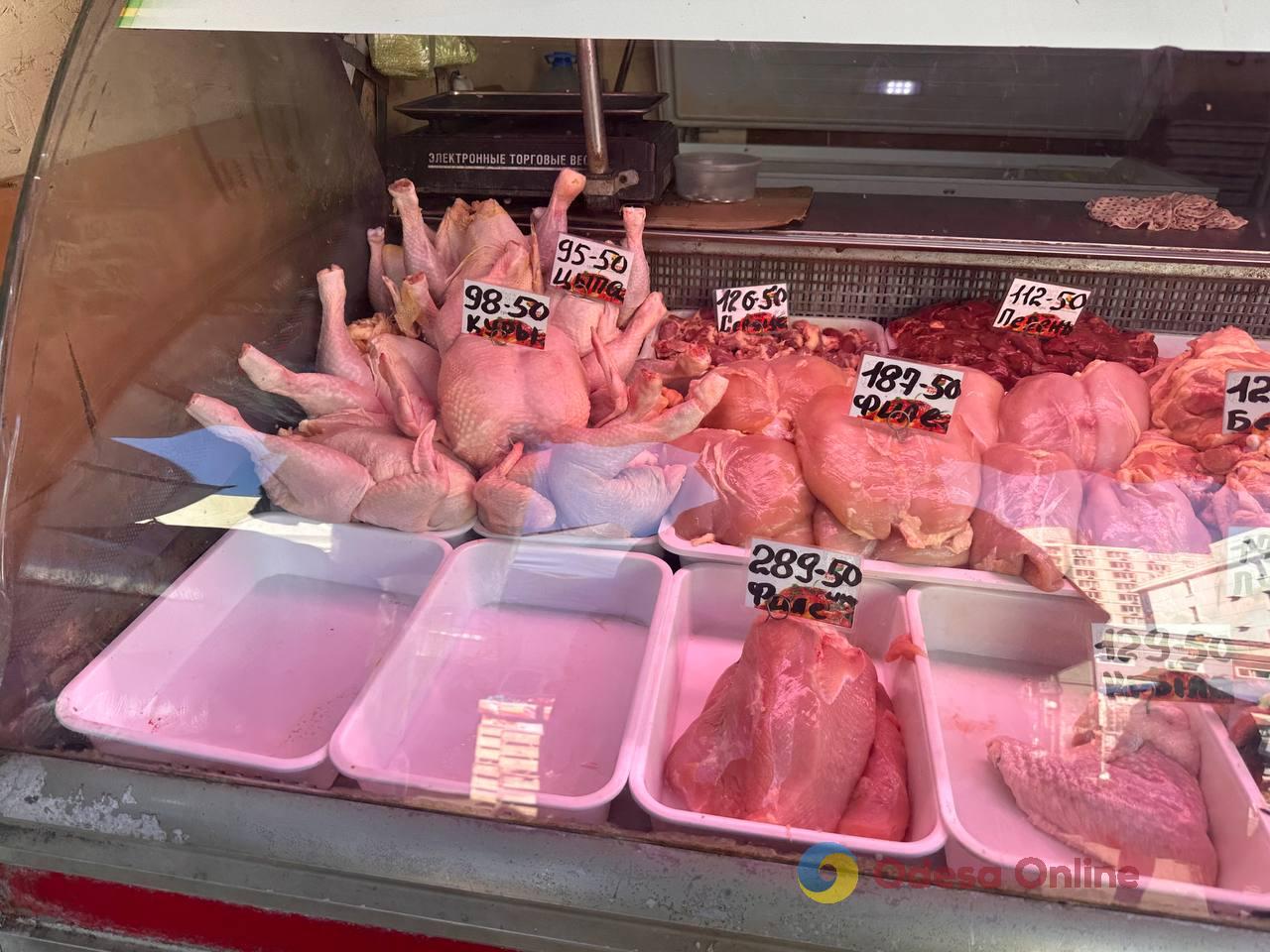 Полуниця, кисломолочний сир та квіти: суботні ціни на одеському Привозі