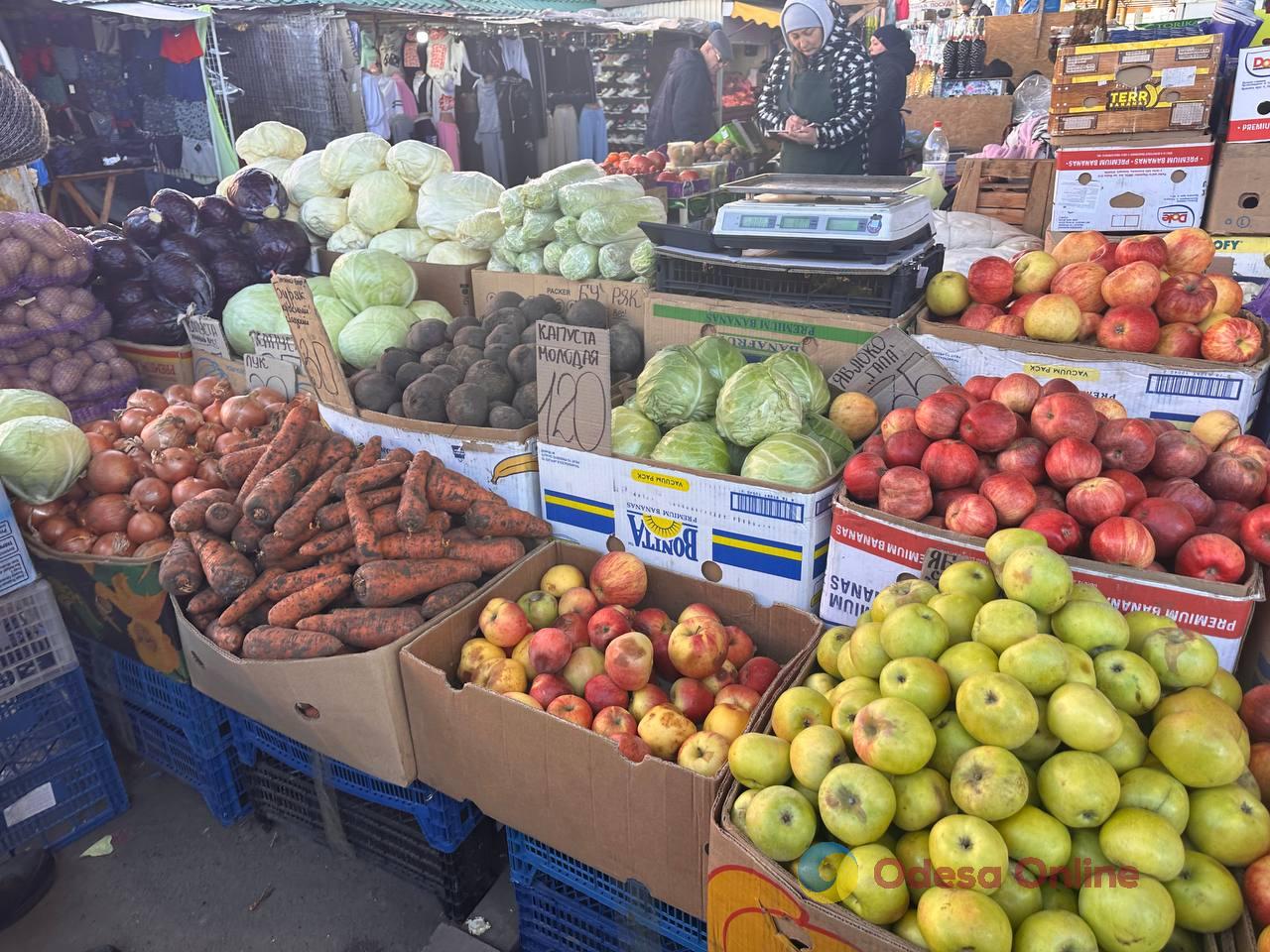 Полуниця, кисломолочний сир та квіти: суботні ціни на одеському Привозі