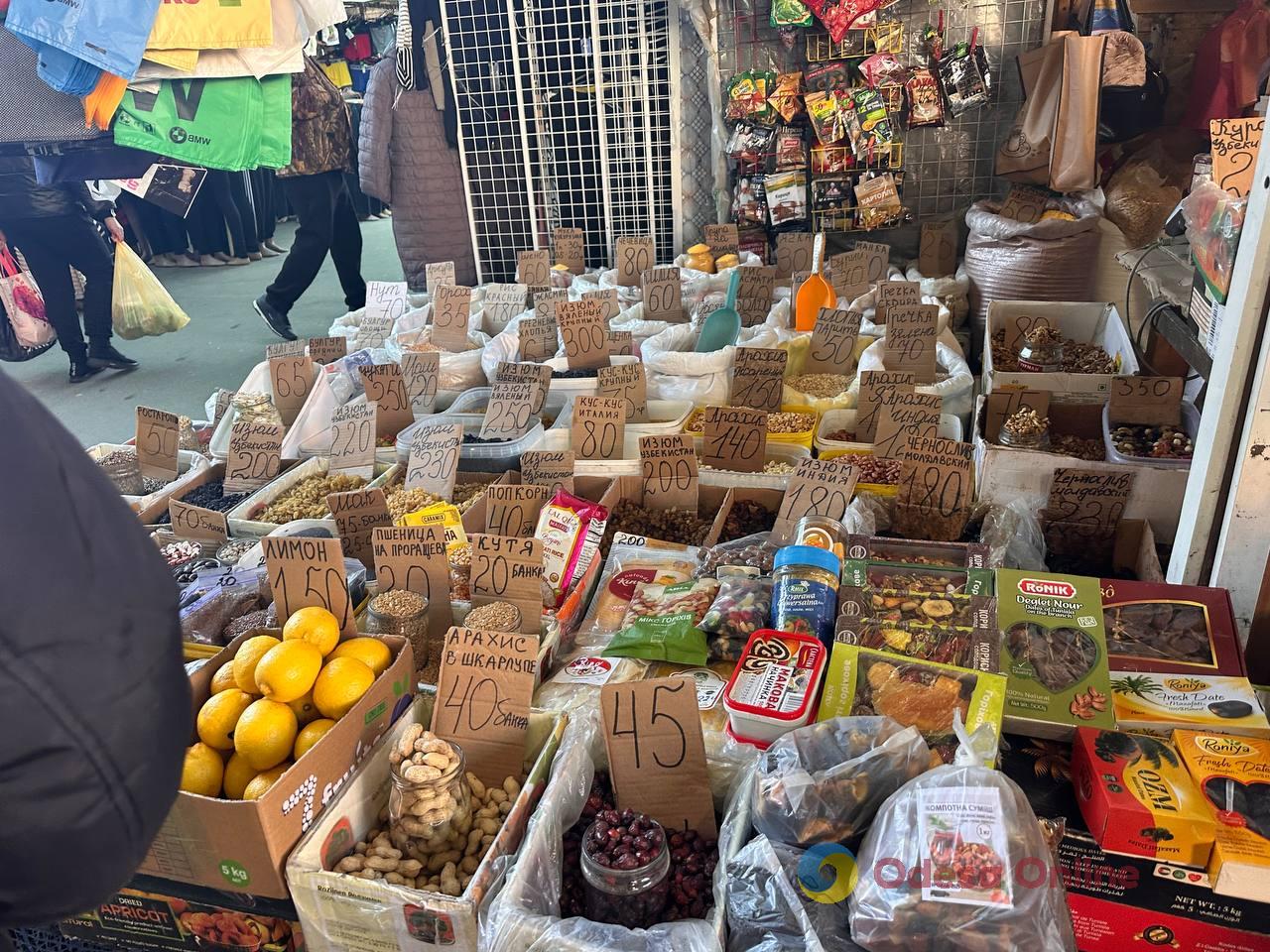 Полуниця, кисломолочний сир та квіти: суботні ціни на одеському Привозі