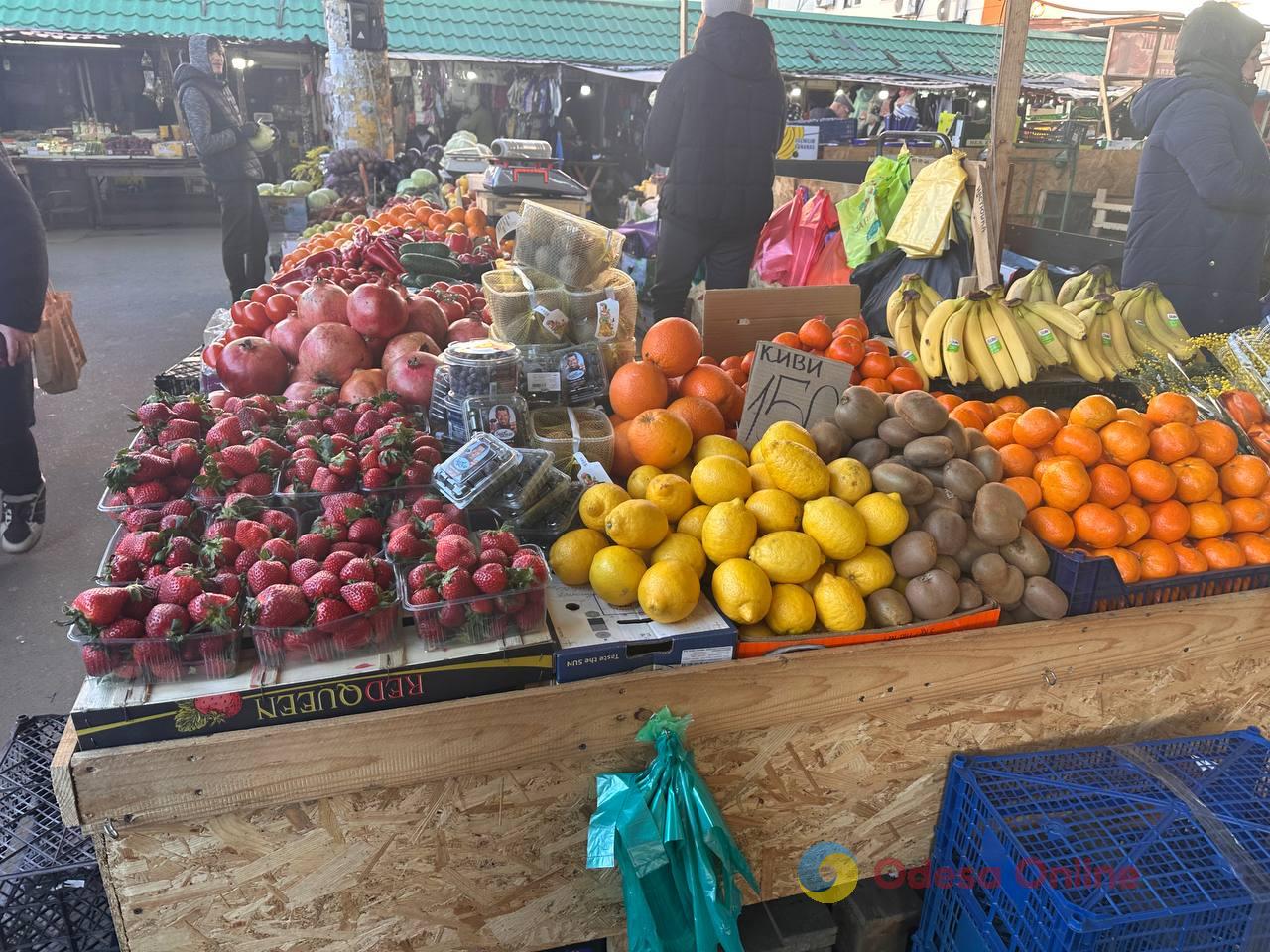 Полуниця, кисломолочний сир та квіти: суботні ціни на одеському Привозі