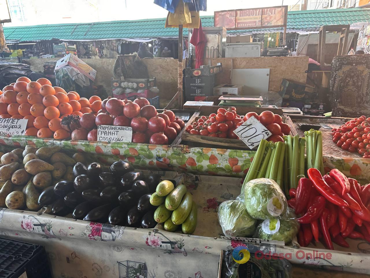 Полуниця, кисломолочний сир та квіти: суботні ціни на одеському Привозі